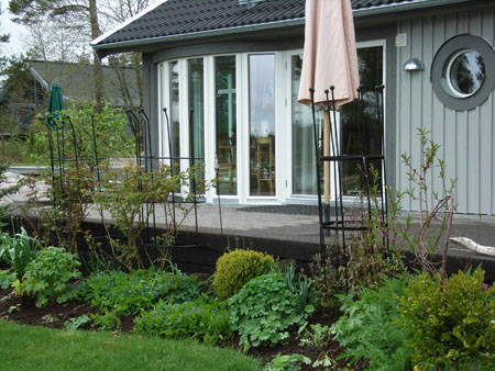 Terrass utanför husets glaspartier